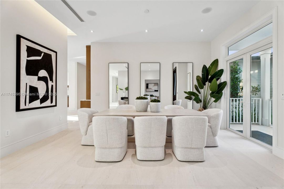 最近售出: $11,295,000 (7 贝兹, 8 浴室, 8605 平方英尺)