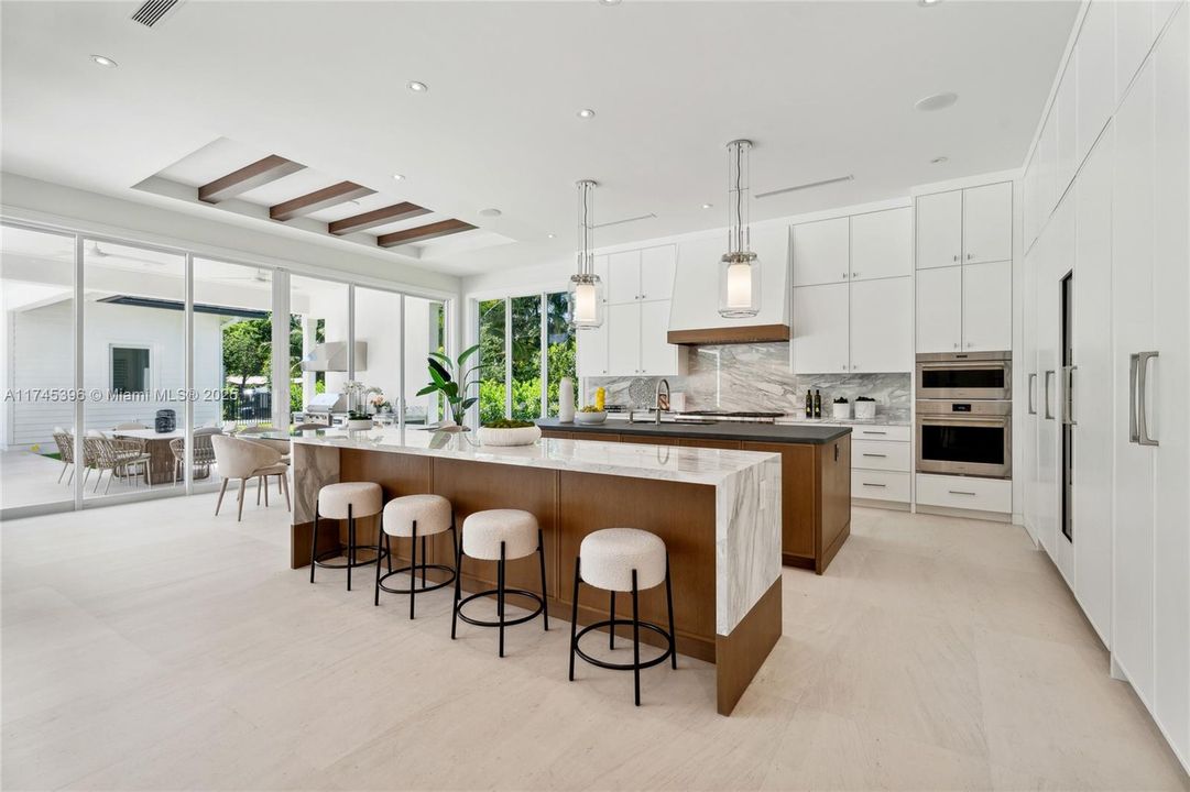 最近售出: $11,295,000 (7 贝兹, 8 浴室, 8605 平方英尺)