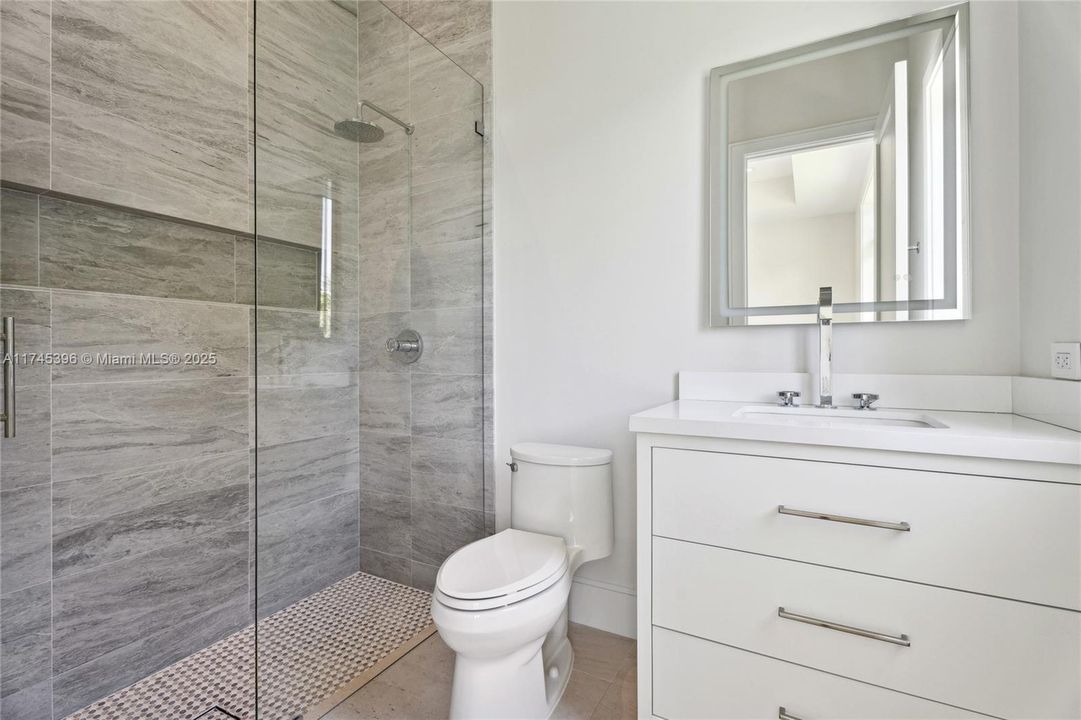 最近售出: $11,295,000 (7 贝兹, 8 浴室, 8605 平方英尺)