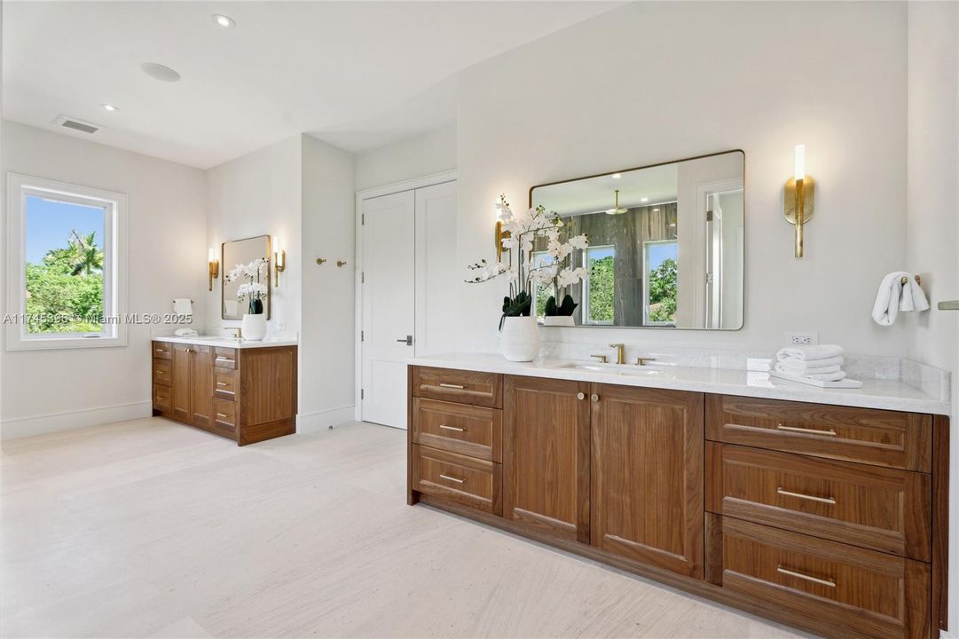 最近售出: $11,295,000 (7 贝兹, 8 浴室, 8605 平方英尺)