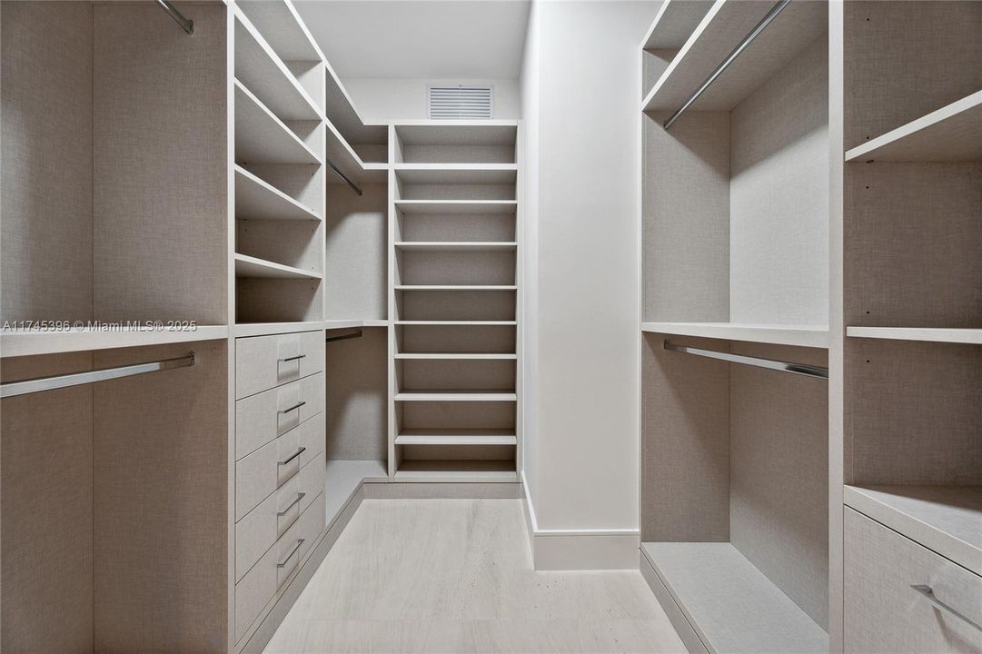 最近售出: $11,295,000 (7 贝兹, 8 浴室, 8605 平方英尺)