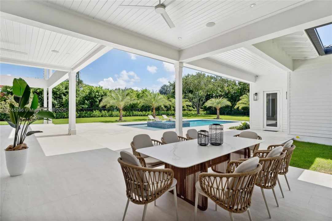 最近售出: $11,295,000 (7 贝兹, 8 浴室, 8605 平方英尺)