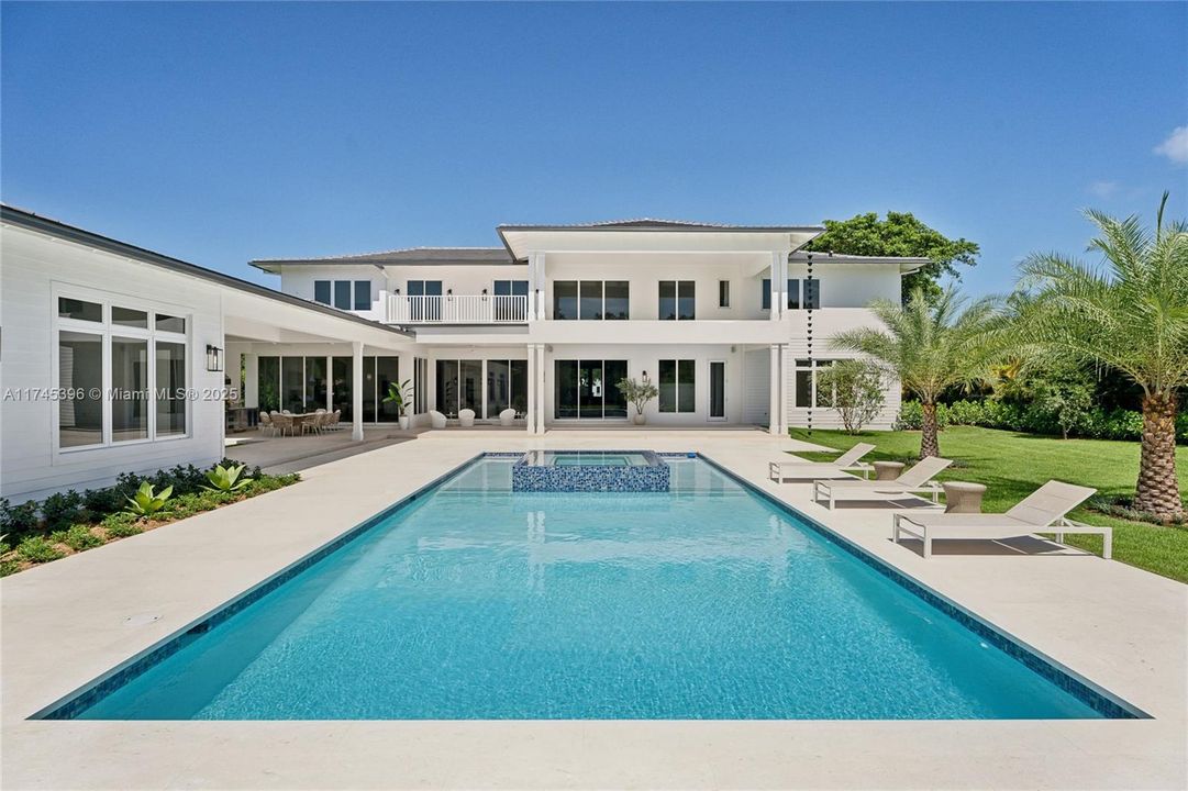 最近售出: $11,295,000 (7 贝兹, 8 浴室, 8605 平方英尺)