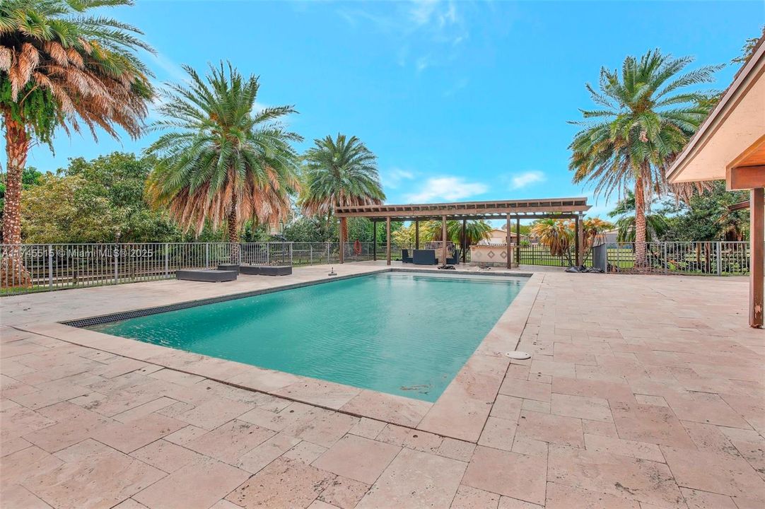 En Venta: $1,699,999 (3 camas, 2 baños, 2372 Pies cuadrados)