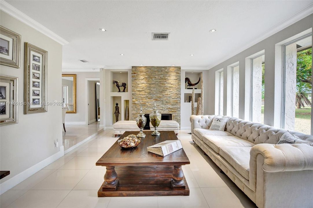 En Venta: $1,699,999 (3 camas, 2 baños, 2372 Pies cuadrados)