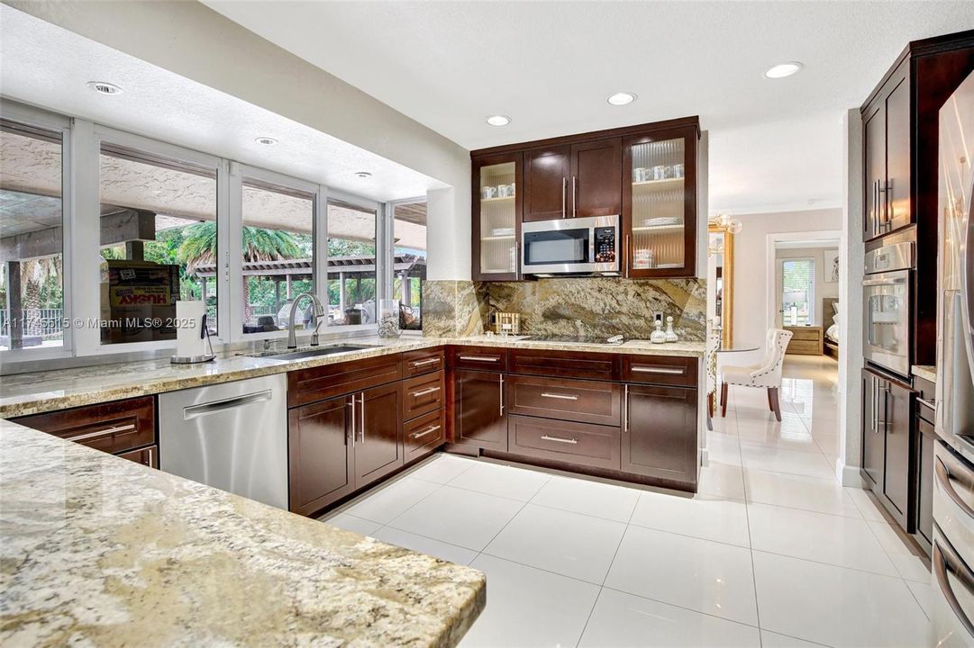 En Venta: $1,699,999 (3 camas, 2 baños, 2372 Pies cuadrados)