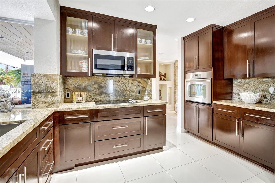 En Venta: $1,699,999 (3 camas, 2 baños, 2372 Pies cuadrados)