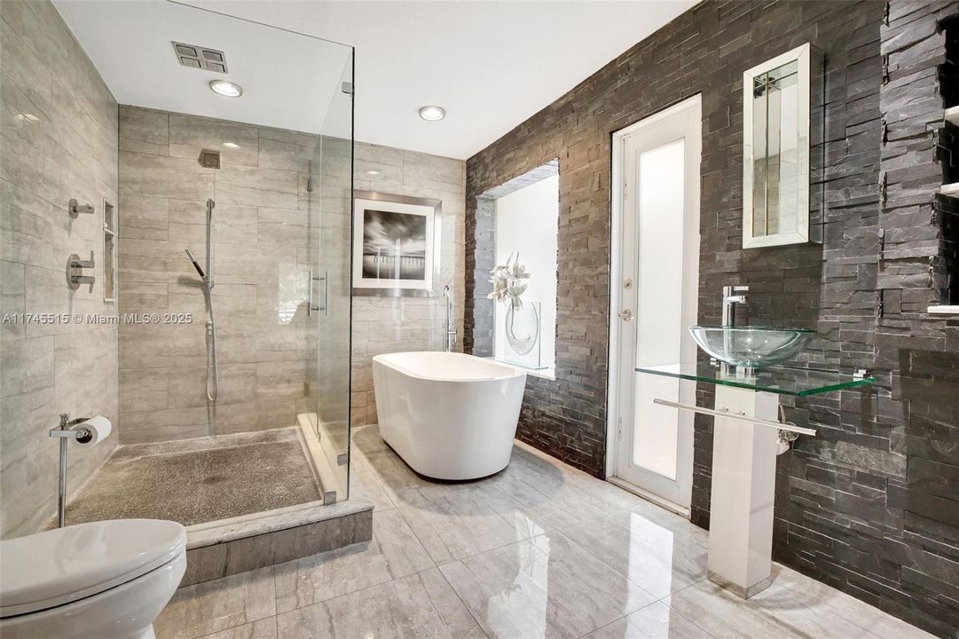 En Venta: $1,699,999 (3 camas, 2 baños, 2372 Pies cuadrados)