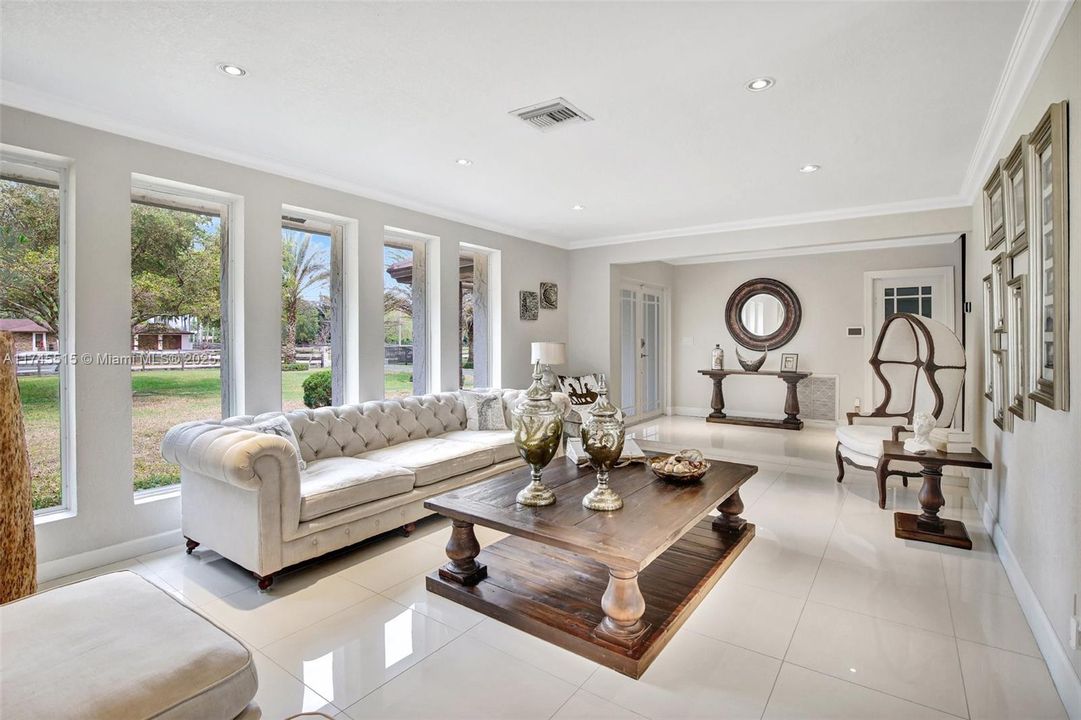 En Venta: $1,699,999 (3 camas, 2 baños, 2372 Pies cuadrados)