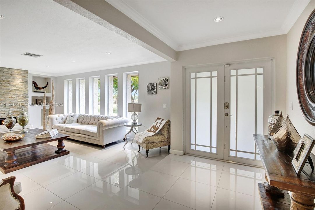 En Venta: $1,699,999 (3 camas, 2 baños, 2372 Pies cuadrados)