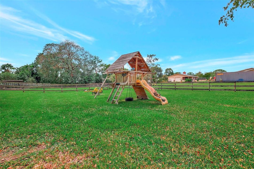 En Venta: $1,699,999 (3 camas, 2 baños, 2372 Pies cuadrados)