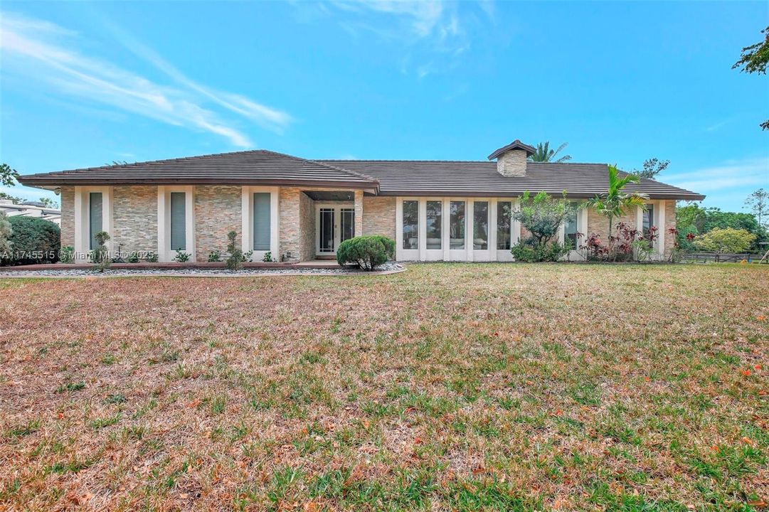 En Venta: $1,699,999 (3 camas, 2 baños, 2372 Pies cuadrados)