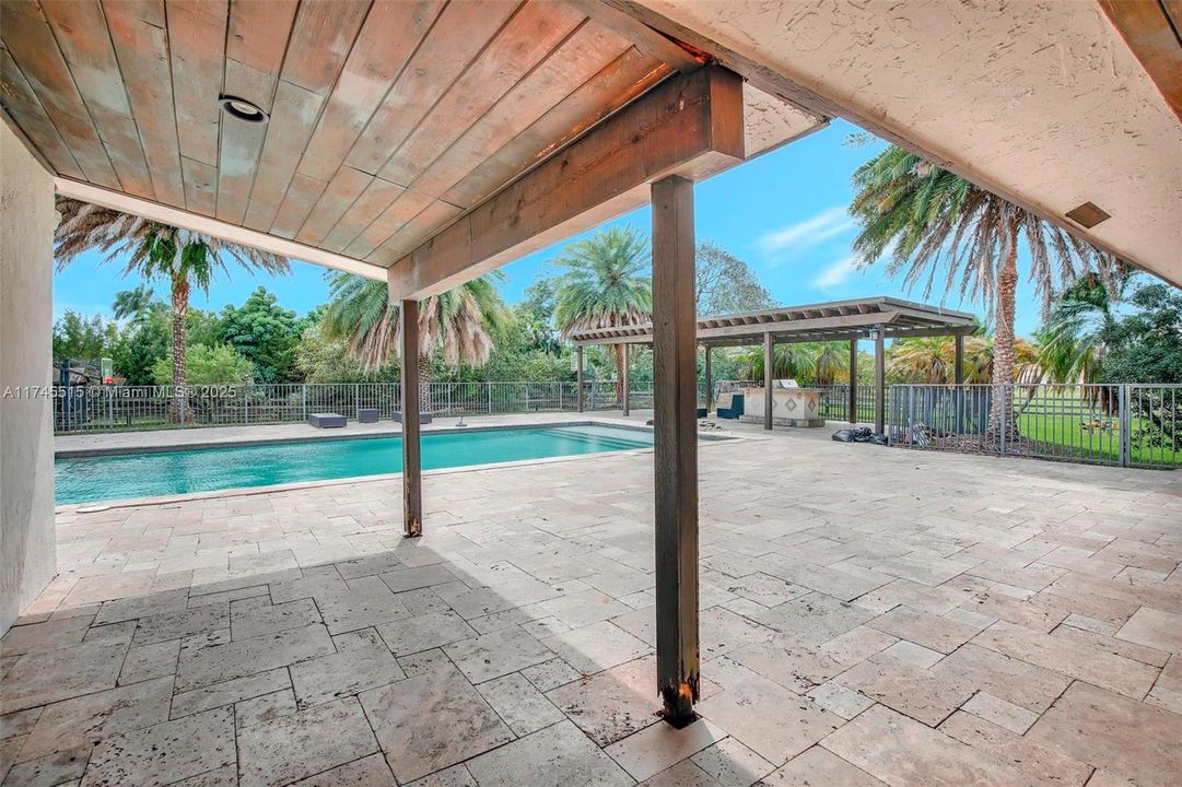 En Venta: $1,699,999 (3 camas, 2 baños, 2372 Pies cuadrados)