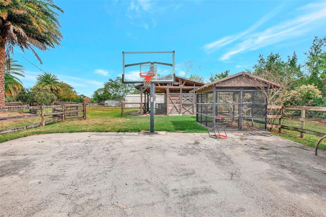 En Venta: $1,699,999 (3 camas, 2 baños, 2372 Pies cuadrados)