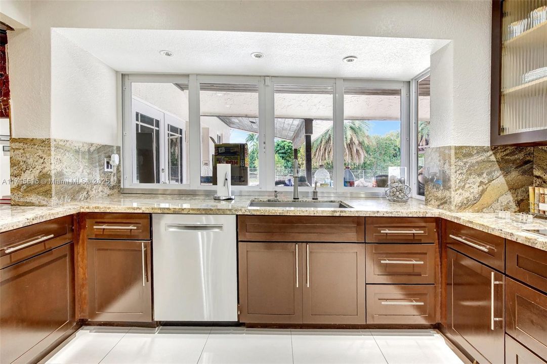 En Venta: $1,699,999 (3 camas, 2 baños, 2372 Pies cuadrados)