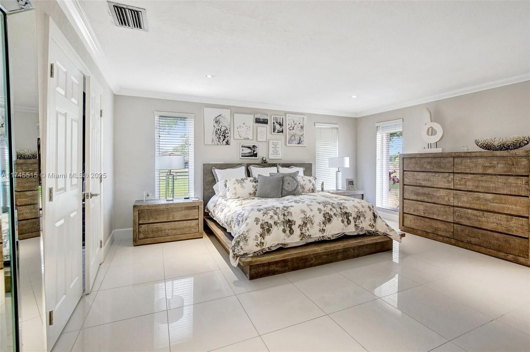 En Venta: $1,699,999 (3 camas, 2 baños, 2372 Pies cuadrados)