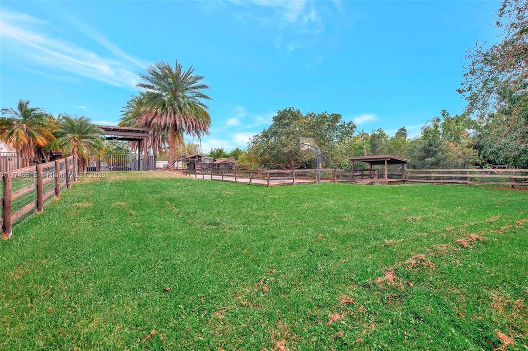 En Venta: $1,699,999 (3 camas, 2 baños, 2372 Pies cuadrados)