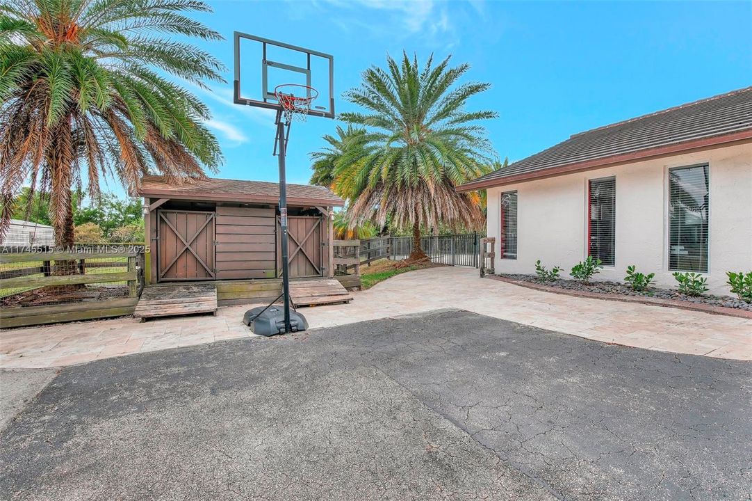 En Venta: $1,699,999 (3 camas, 2 baños, 2372 Pies cuadrados)