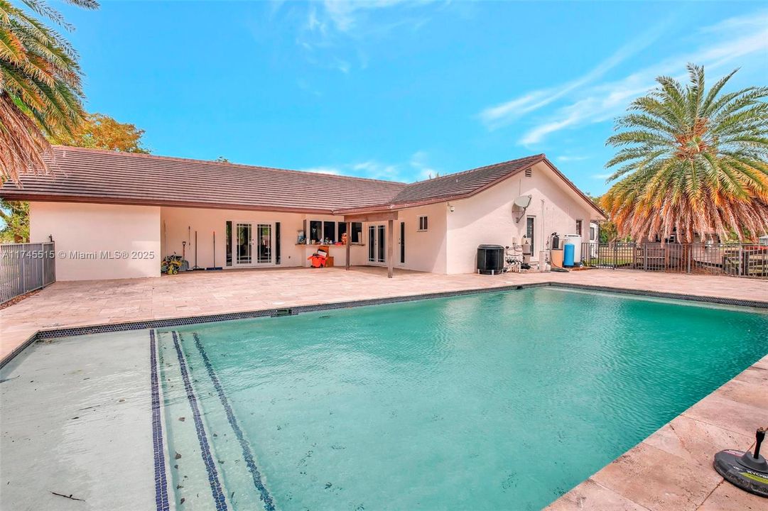 En Venta: $1,699,999 (3 camas, 2 baños, 2372 Pies cuadrados)