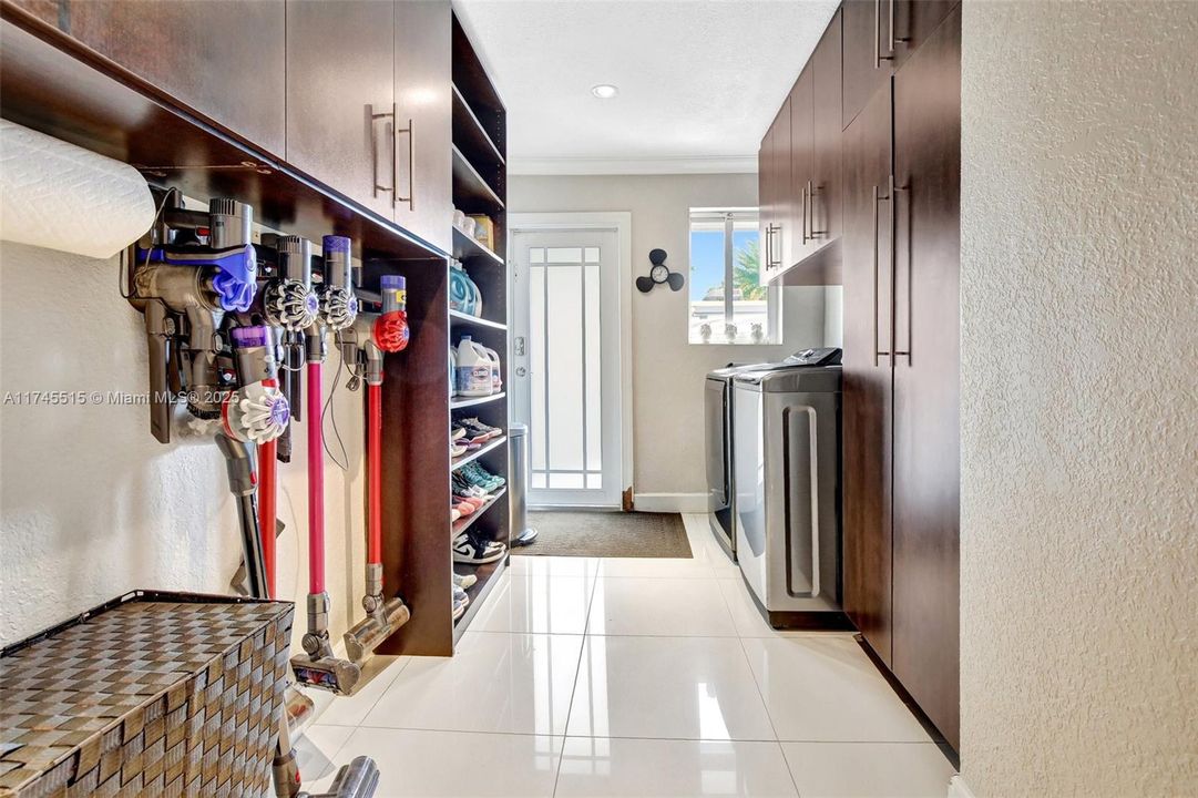 En Venta: $1,699,999 (3 camas, 2 baños, 2372 Pies cuadrados)