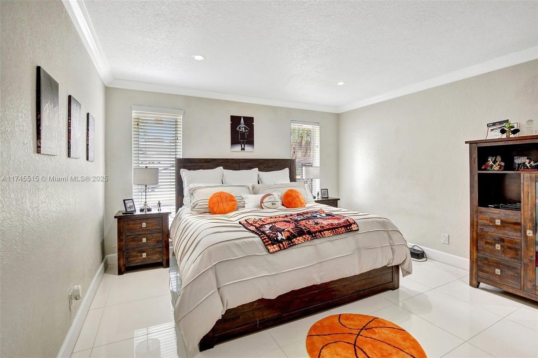 En Venta: $1,699,999 (3 camas, 2 baños, 2372 Pies cuadrados)