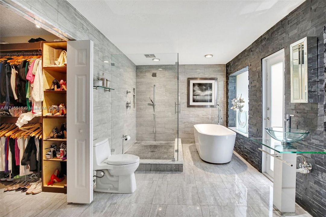 En Venta: $1,699,999 (3 camas, 2 baños, 2372 Pies cuadrados)