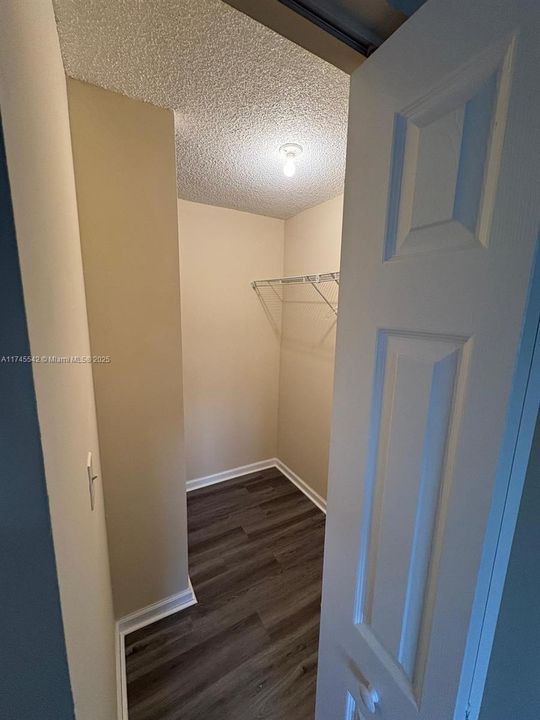 For Sale: $289,900 (3 beds, 2 baths, 1403 Square Feet)