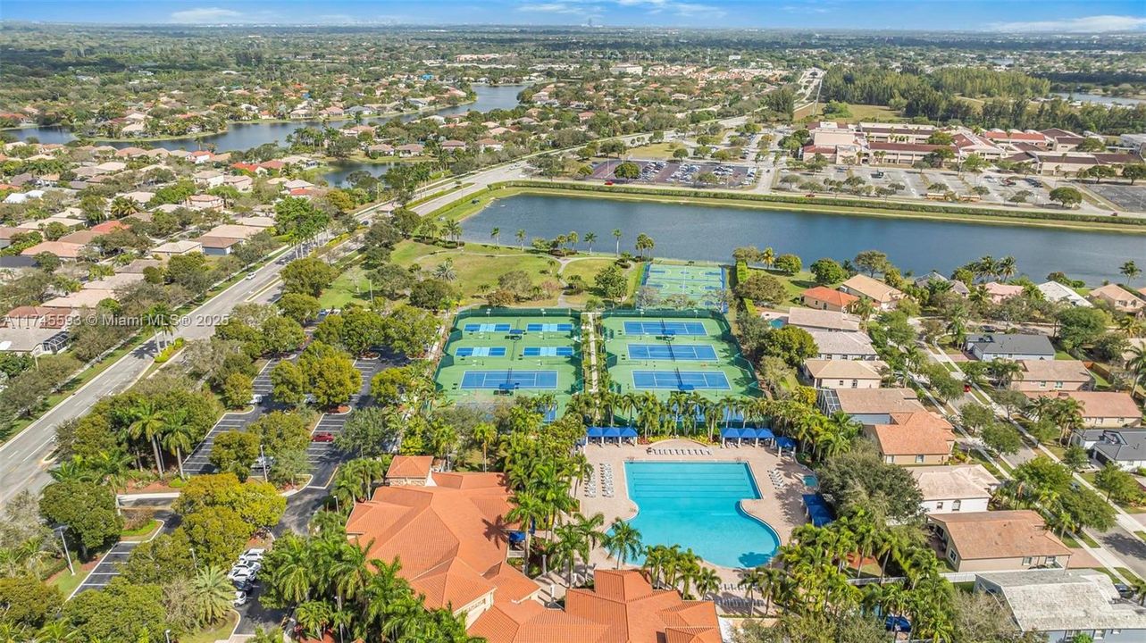 Под контрактом: $638,000 (3 спален, 2 ванн, 1660 Квадратных фут)