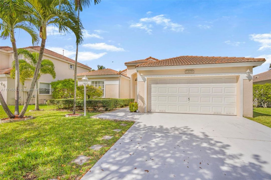 Под контрактом: $638,000 (3 спален, 2 ванн, 1660 Квадратных фут)