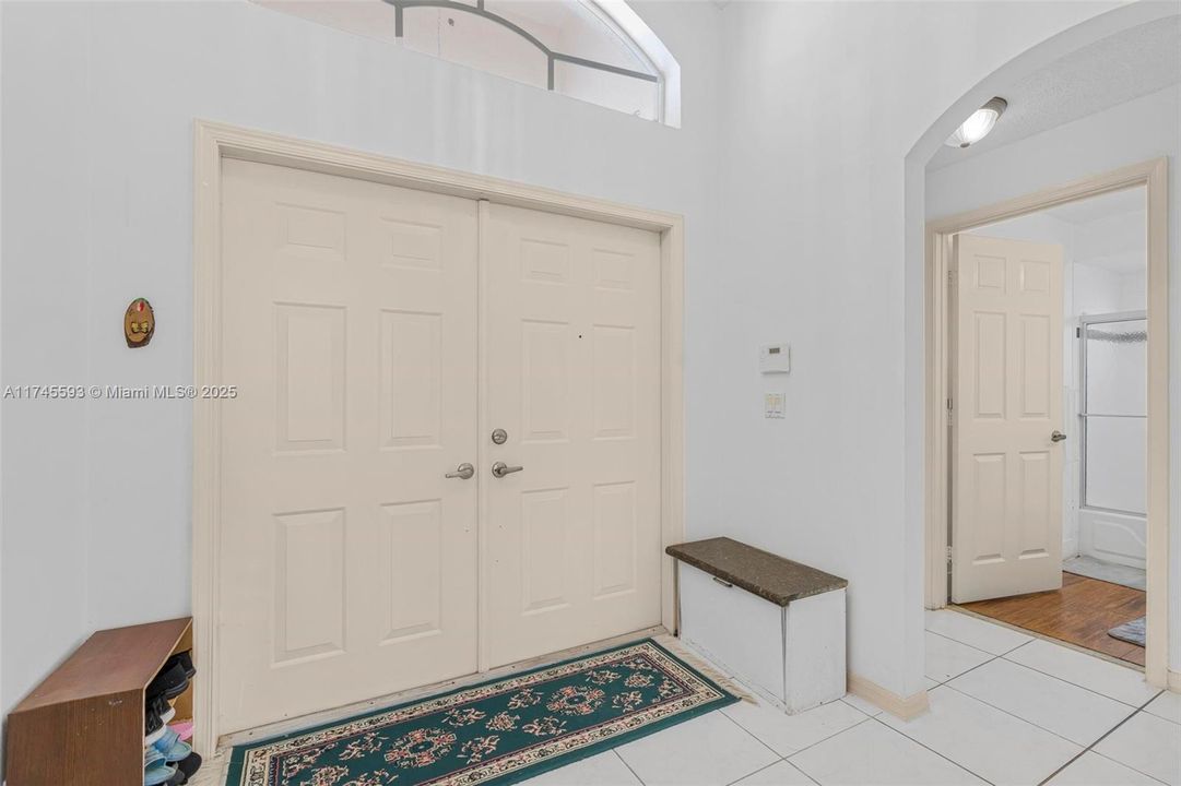 Под контрактом: $638,000 (3 спален, 2 ванн, 1660 Квадратных фут)