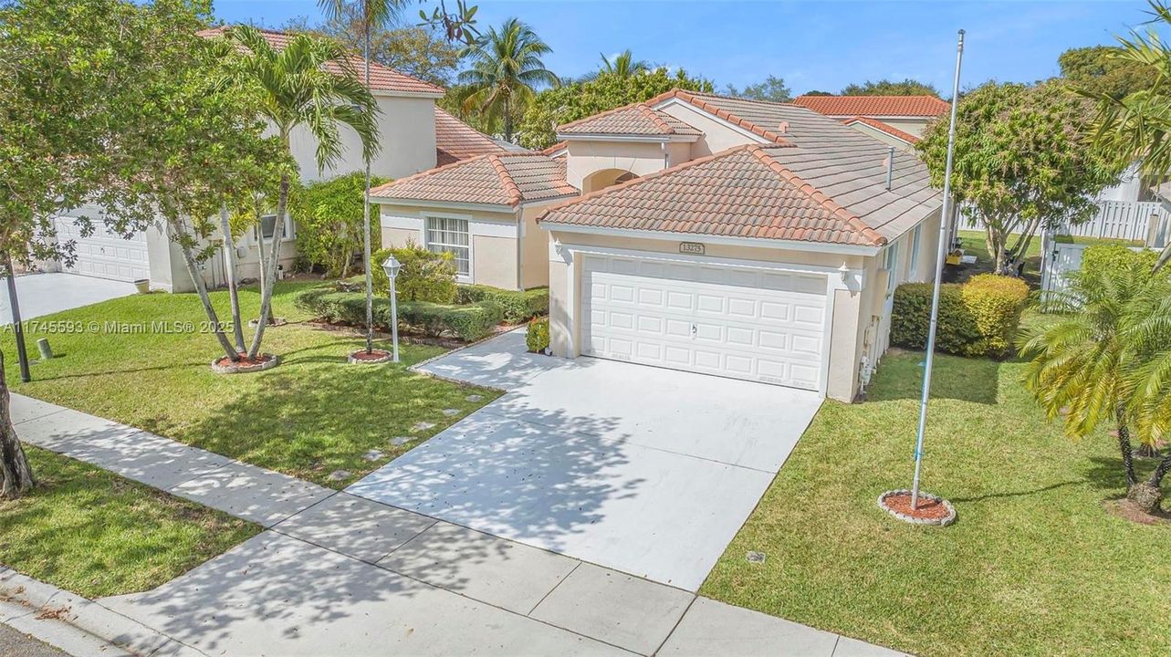 Под контрактом: $638,000 (3 спален, 2 ванн, 1660 Квадратных фут)