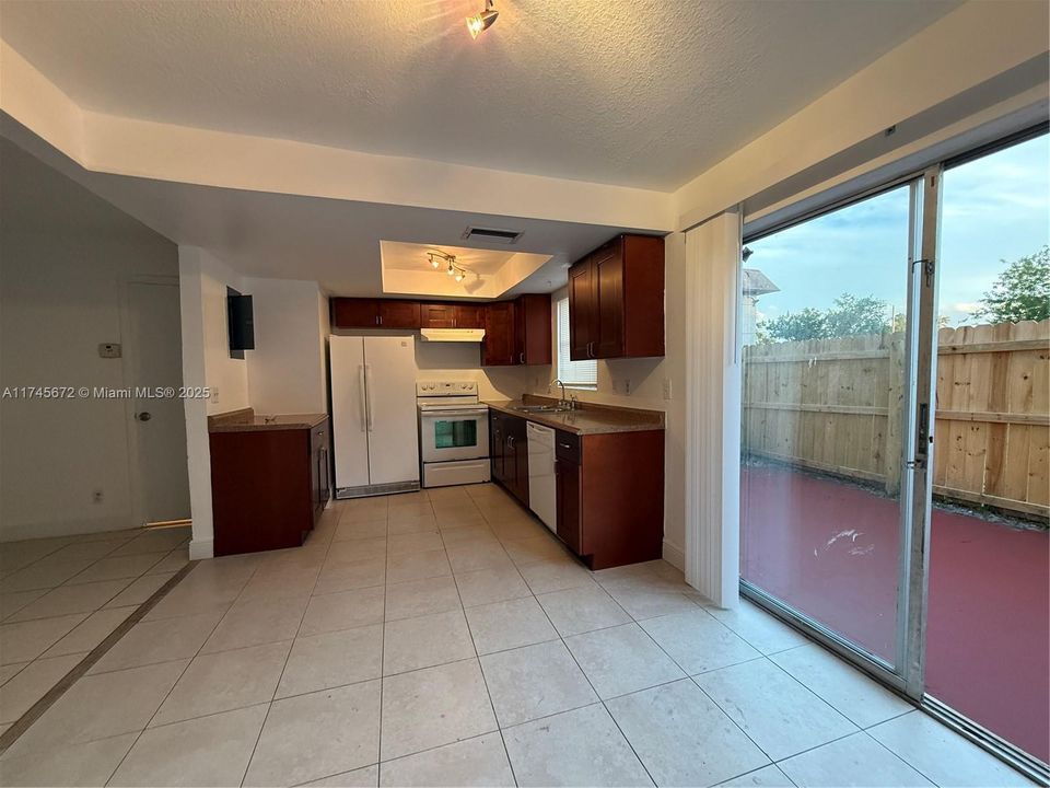 На продажу: $199,990 (2 спален, 1 ванн, 1108 Квадратных фут)