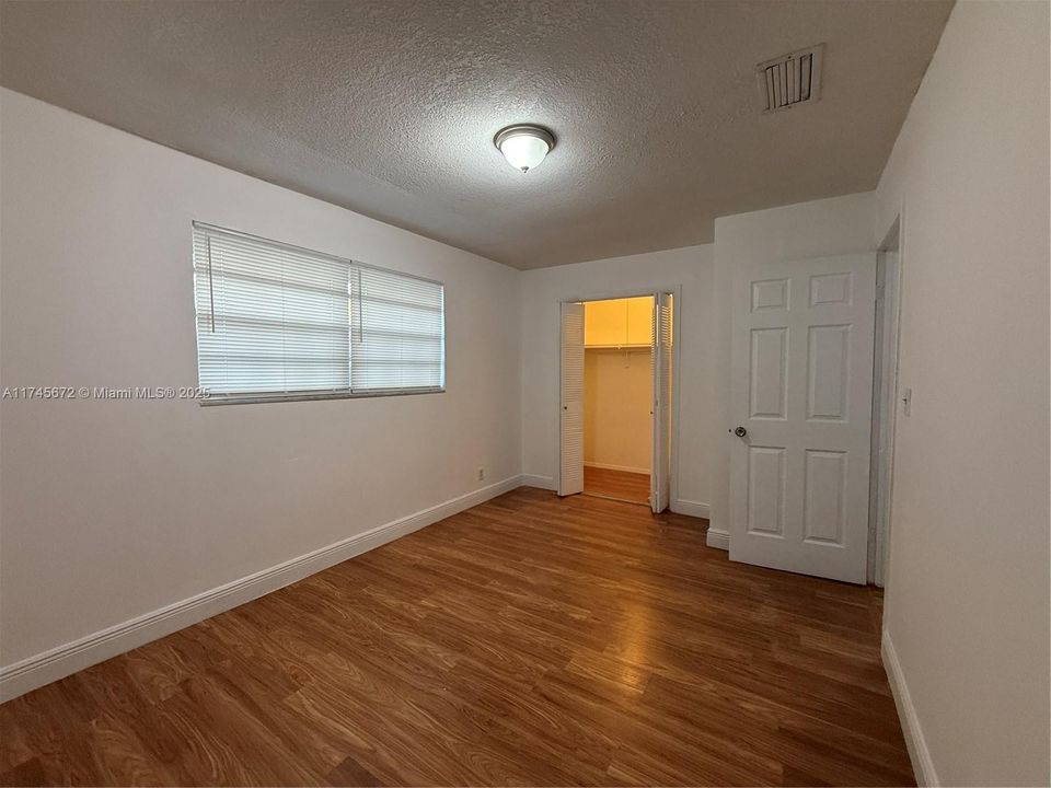 На продажу: $199,990 (2 спален, 1 ванн, 1108 Квадратных фут)