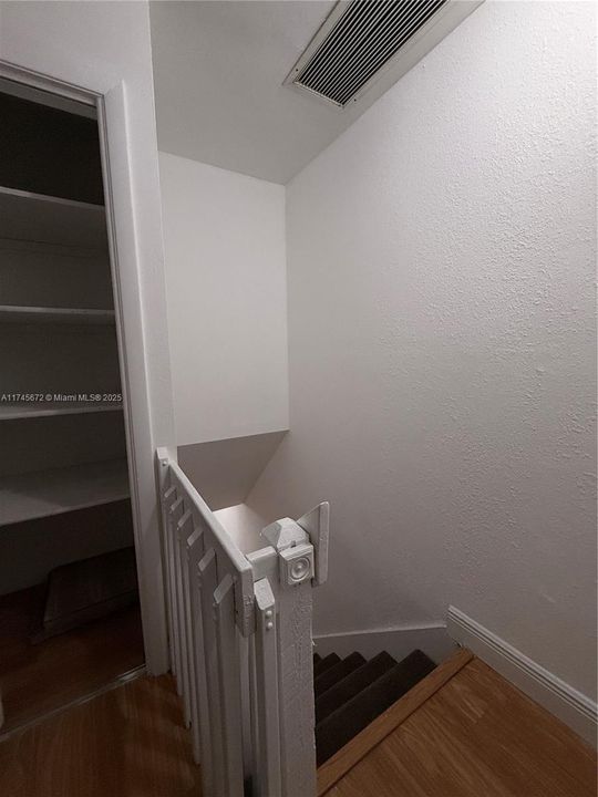 На продажу: $199,990 (2 спален, 1 ванн, 1108 Квадратных фут)