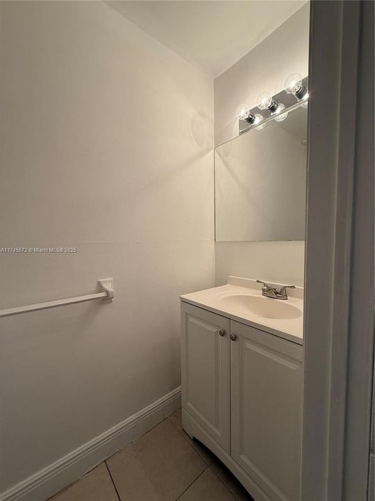 На продажу: $199,990 (2 спален, 1 ванн, 1108 Квадратных фут)