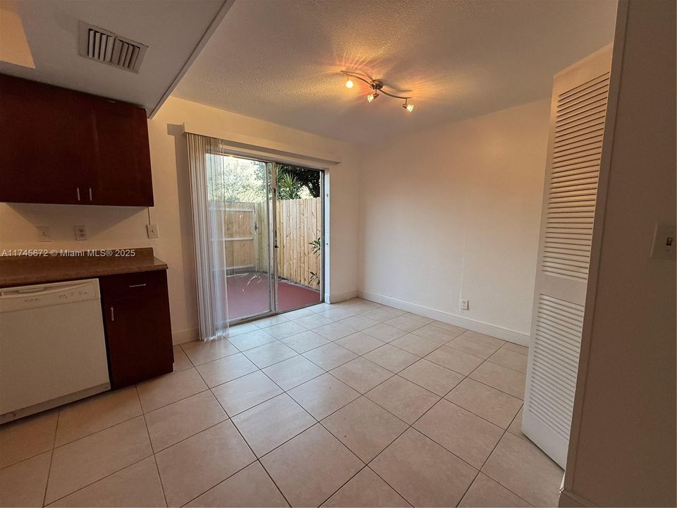 На продажу: $199,990 (2 спален, 1 ванн, 1108 Квадратных фут)