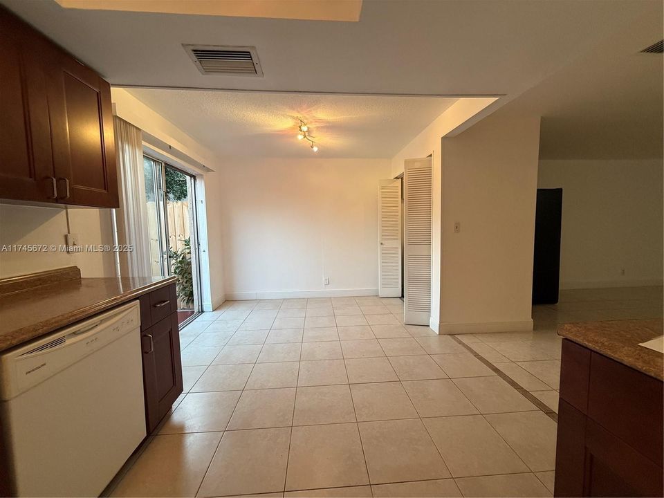 На продажу: $199,990 (2 спален, 1 ванн, 1108 Квадратных фут)