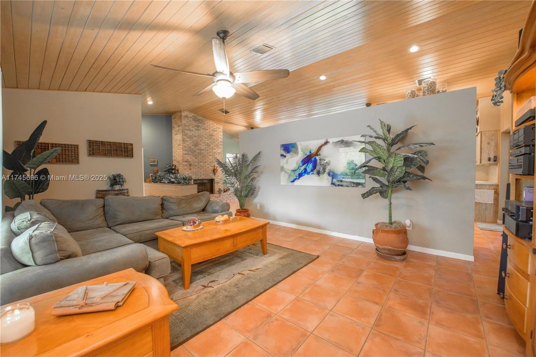 待售: $999,900 (4 贝兹, 2 浴室, 2890 平方英尺)