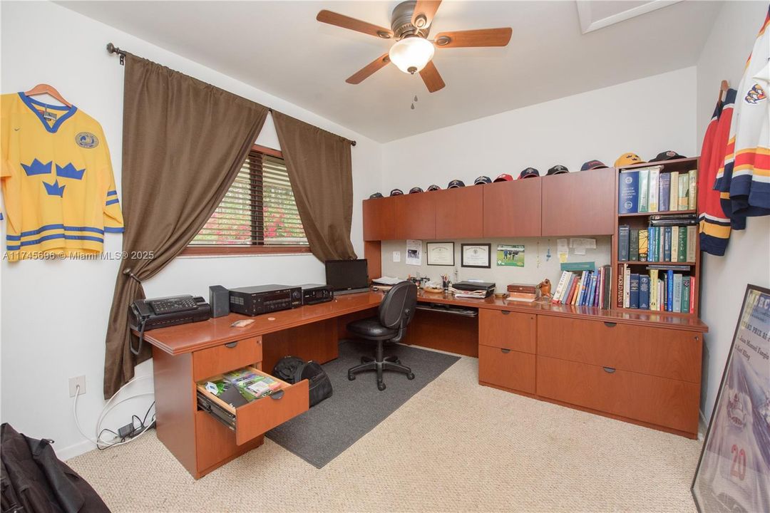 待售: $999,900 (4 贝兹, 2 浴室, 2890 平方英尺)