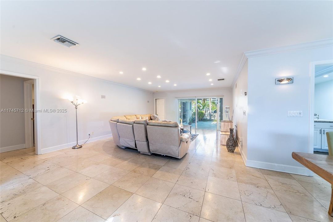 Recently Rented: $8,500 (3 beds, 2 baths, 2247 Square Feet)