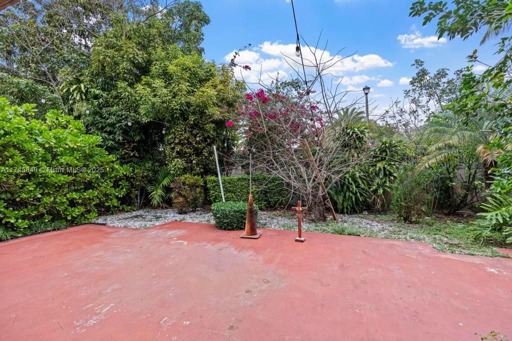 Recently Sold: $650,000 (4 beds, 2 baths, 2885 Square Feet)