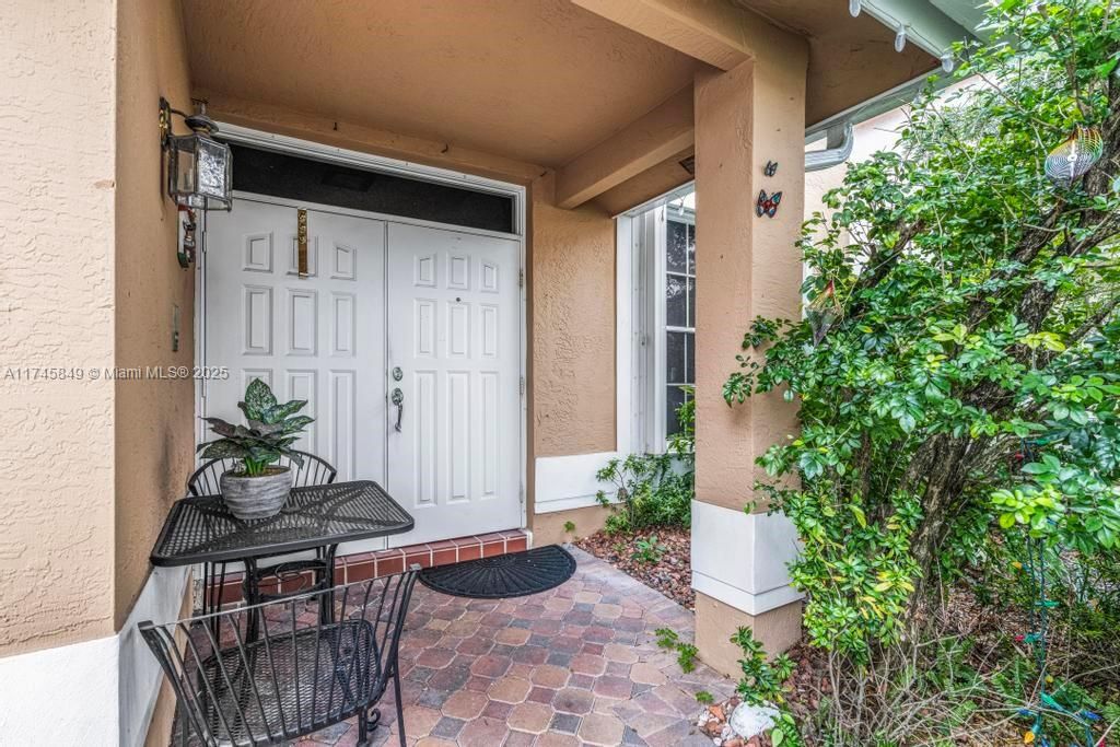 Recently Sold: $650,000 (4 beds, 2 baths, 2885 Square Feet)