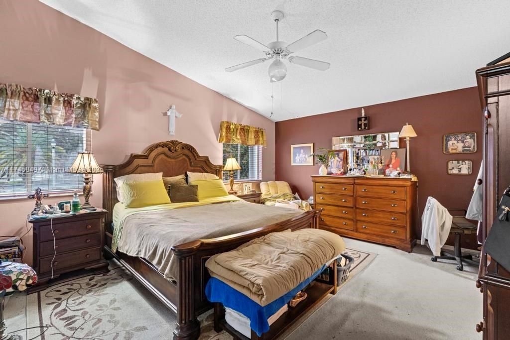 Recently Sold: $650,000 (4 beds, 2 baths, 2885 Square Feet)