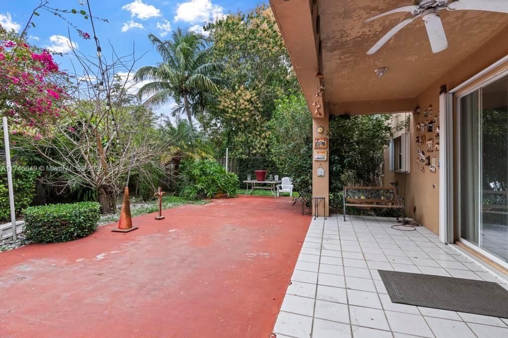 Recently Sold: $650,000 (4 beds, 2 baths, 2885 Square Feet)