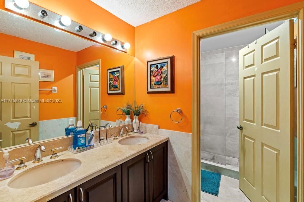 Recently Sold: $650,000 (4 beds, 2 baths, 2885 Square Feet)