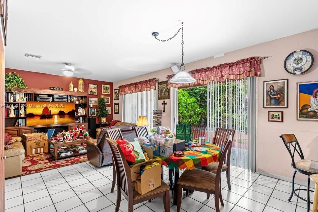 Recently Sold: $650,000 (4 beds, 2 baths, 2885 Square Feet)