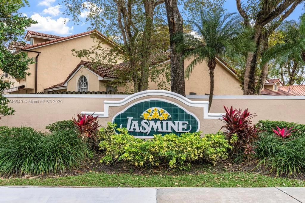Recently Sold: $650,000 (4 beds, 2 baths, 2885 Square Feet)