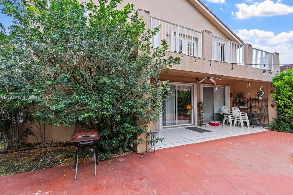 Recently Sold: $650,000 (4 beds, 2 baths, 2885 Square Feet)