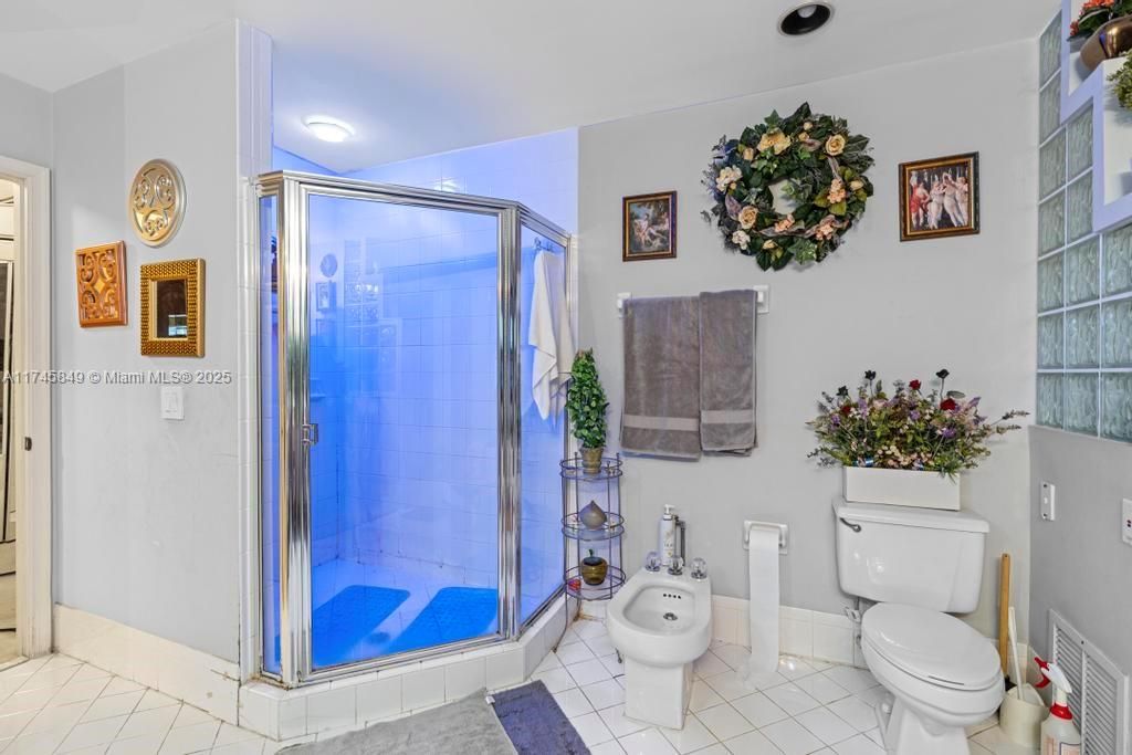 Recently Sold: $650,000 (4 beds, 2 baths, 2885 Square Feet)