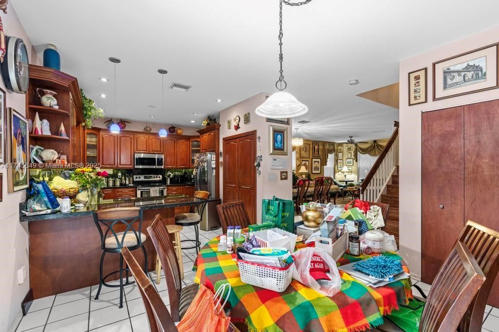 Recently Sold: $650,000 (4 beds, 2 baths, 2885 Square Feet)